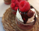 Foto del paso 10 de la receta: Arroz con leche, bizcocho especiado, crema inglesa de chocolate negro y mermelada de frambuesas