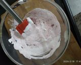 A picture of step 2 of Strawberry milkshake.