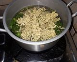 Foto langkah ke 1 dari resep Mie Goreng Brokoli.