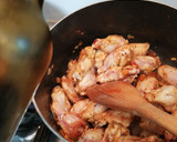 Foto del paso 2 de la receta: Fideos al huevo con alitas de pollo en salsa de tomate