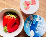 Hình bước làm 1 của món 💚 Sữa Chua Hy Lạp Mix Dâu Tây & Hạt Giòn