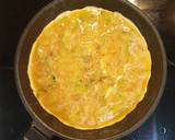 Foto del paso 4 de la receta: Tortilla exprés de patata y calabacín jugosa