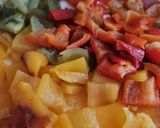 Foto del paso 3 de la receta: Ensalada de morrones asados 🥗 rojo, amarillo y verde 🫑con alubias blancas
