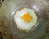 Foto langkah ke 2 dari resep Nasi Telur Ceplok Dengan Scallion Oil.