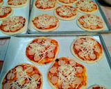 Foto langkah ke 4 dari resep Pizza Sosis Simple #Dapur Fitri.