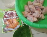 Foto langkah ke 1 dari resep Kepala Ayam Goreng Ungkeb Bumbu Instan.