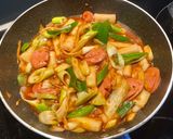 Hình bước làm 3 của món Tokbokki xào kim chi xúc xích