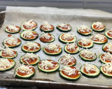 Foto del paso 2 de la receta: Minipizzas de calabacín sin lactosa