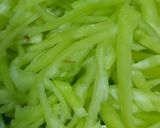 รูปขั้นตอนการทำที่ 1 ของ ผัดอกไก่พริกหยวก