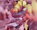 صورة لخطوة 2 من وصفة ريش غنم بالبطاطا والبندورة