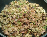 Foto del paso 2 de la receta: Pechuga de pollo con habitas y champiñón