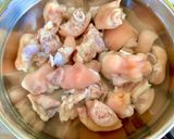 Hình bước làm 1 của món Bún móng giò dọc mùng