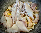 Foto del paso 2 de la receta: Calamar con langostinos al ajillo