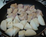A picture of step 3 of Chinese-style Sweet & Spicy Simmered Daikon Radish and Chicken.