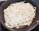 Foto del paso 3 de la receta: Coca de Cebolla caramelizada, Bacon y Papada ibérica
