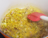 Foto del paso 3 de la receta: Curry de pollo y coco tostado sobre arroz basmati con guisantes y granada