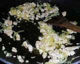 Foto langkah ke 2 dari resep Chicken, Corn, and Cheese Cream Soup.