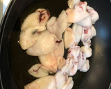 Foto del paso 1 de la receta: Chipirones en salsa de cebolla y tomate