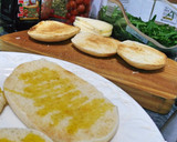 Foto del paso 1 de la receta: Molletes con queso de oveja, rúcula, mermelada de pimiento y semillas