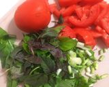 عکس مرحله 2 از دستور سالاد گوجه و ریحان