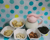 A picture of step 1 of Dates banana shake.