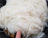 Foto langkah ke 5 dari resep Bihun Goreng Putih.