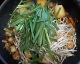 รูปขั้นตอนการทำที่ 5 ของ เต้าหู้ทอดผัดกุยช่าย เมนูอร่อย ทำง่าย ถูกใจคนชอบทานผัก