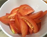 รูปขั้นตอนการทำที่ 1 ของ ไข่เจียวมะเขือเทศ🥚🍅