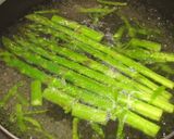 A picture of step 3 of An Easy Way to Parboil Asparagus.