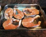 Foto del paso 3 de la receta: Salmón con costra al horno con guarnición de habas baby