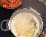 Foto del paso 3 de la receta: Pasta con pimiento rojo, cebolla, zanahorias y apio
