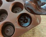 Foto del passaggio 9 della ricetta Cioccolatini laurea 🧑‍🎓🐞