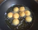 Foto langkah ke 7 dari resep Bola bola kentang mozzarella.