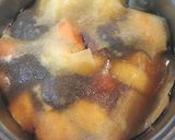 A picture of step 3 of Black Hanpen Fish Cake Stew.