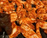 Foto del passaggio 2 della ricetta Alette di pollo marinate piccanti nel BBQ
