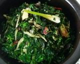 Foto langkah ke 4 dari resep Tumis teri daun singkong.