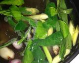 รูปขั้นตอนการทำที่ 2 ของ ต้มยำไข่เจียวหมูสับน้ำข้น