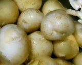 صورة لخطوة 1 من وصفة بطاطس 🥔بالكسبره للعشاء او الفطار