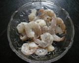 A picture of step 2 of Shrimp and Snow Peas Sautéed in Anchovy-Mayo.