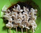 Foto langkah ke 2 dari resep Sate Jamur Bumbu Praktis.