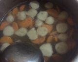Foto langkah ke 5 dari resep Sup Daging Sapi dengan Bakso & Wortel.