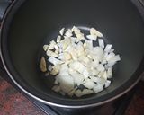 Foto del paso 2 de la receta: Crema de puerros, apio y almendras con pan frito