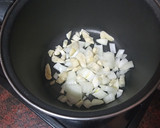 Foto del paso 2 de la receta: Crema de puerros, apio y almendras con pan frito