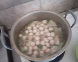 Foto langkah ke 4 dari resep Sayur sup bakso kerikil.