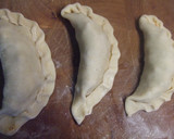 Foto del paso 2 de la receta: Empanadas de salchichas parrilleras y chorizos criollos