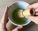 Foto del paso 6 de la receta Cómo se prepara el té Matcha tradicional