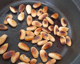 Foto del paso 1 de la receta: Ensalada de endivias con granada y almendras