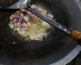 Foto langkah ke 3 dari resep Sambel goreng putih telur dan sosis.