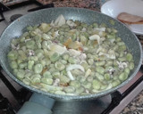 Foto del paso 4 de la receta: Habas con calamares encebollados