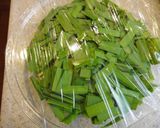 A picture of step 1 of Chinese Chives with Mayonnaise, Soy Sauce, and Sesame Seeds.